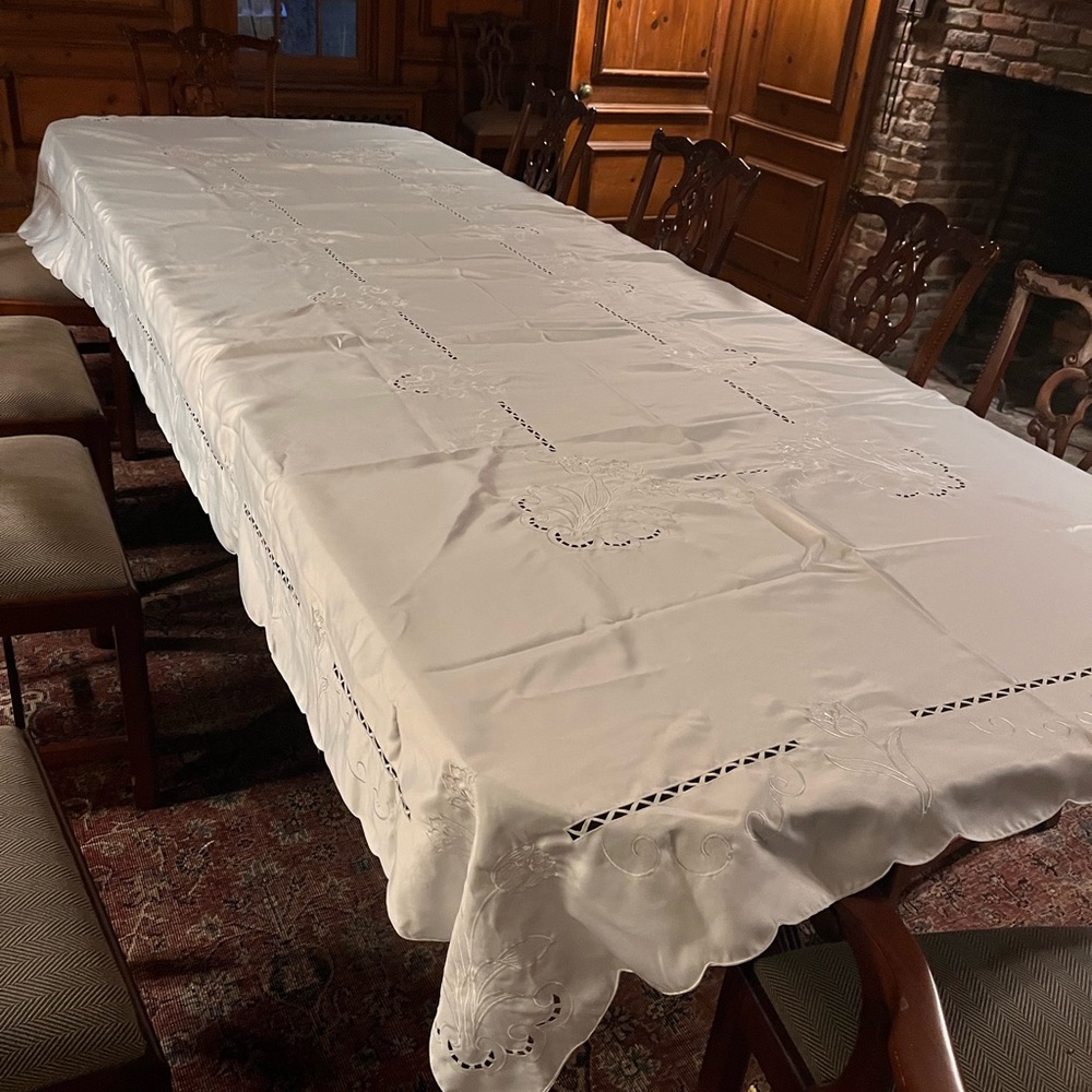 Banquet-sized (136”) tablecloth & napkin set